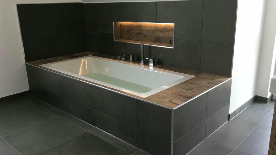Badewanne mit beleuchtetem Regal